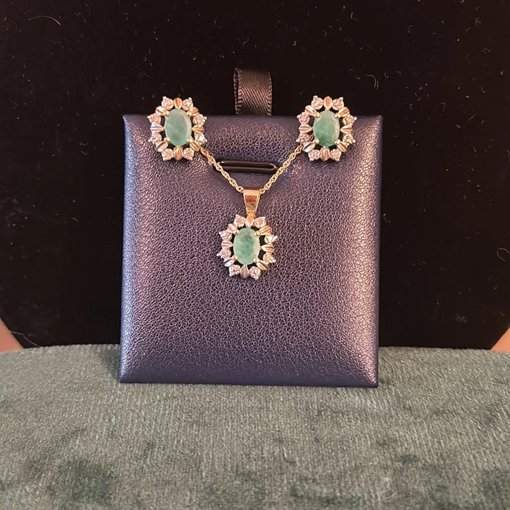 Genuine Emerald and Diamond pendant necklace and earrings set in 14k solid gold - Picture 3 of 8